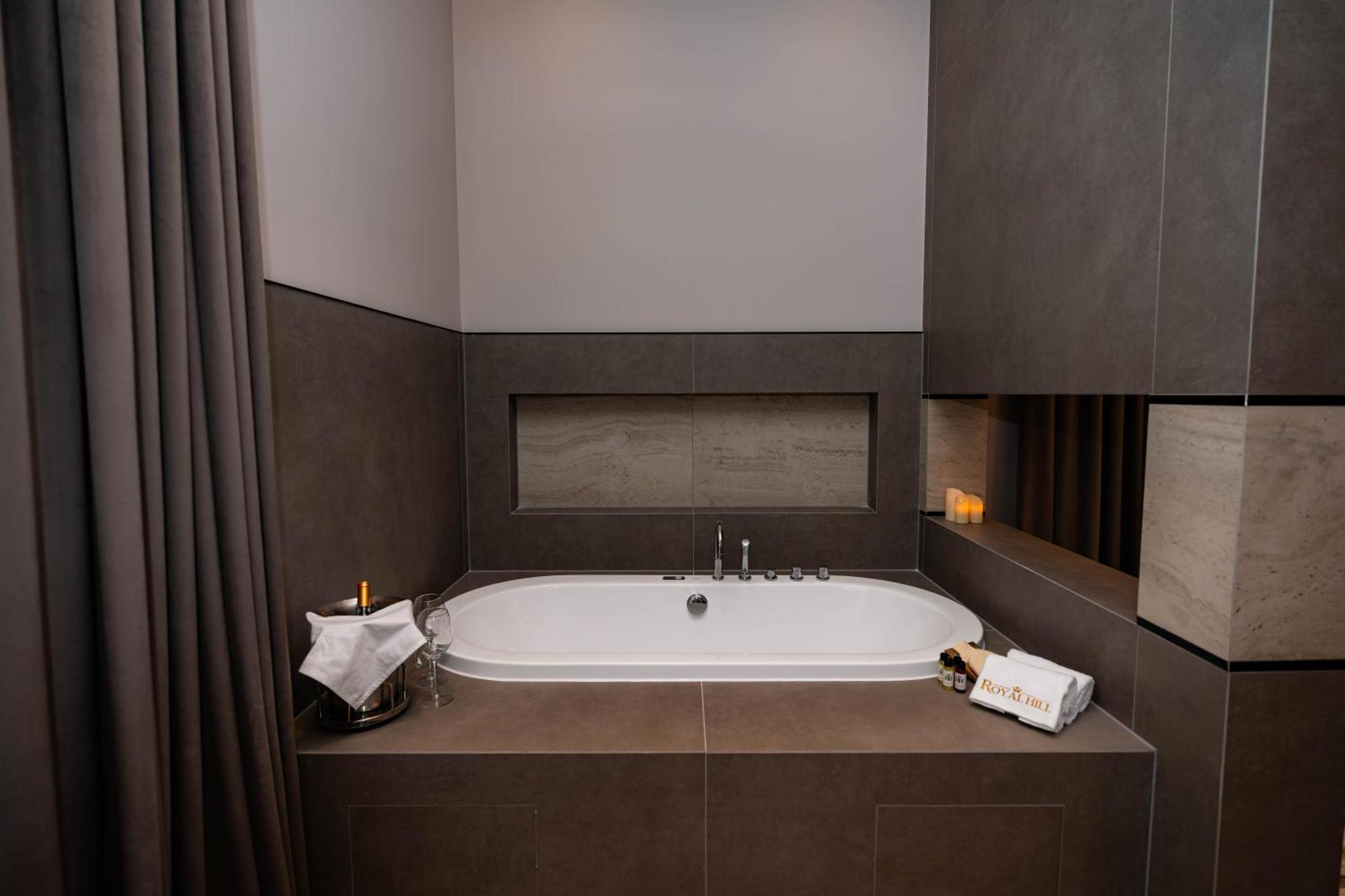 Royal Hill Hotel Vore ภายนอก รูปภาพ